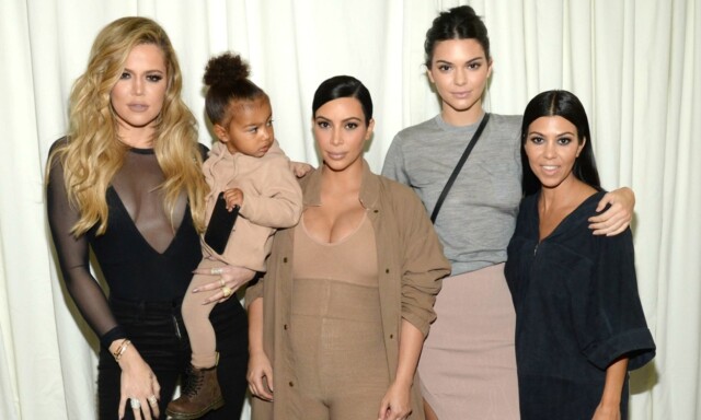 IKKE KONTAKT: Khloé, Kim og Kourtney Kardashian skal ha kuttet kontakten med Caitlyn. Kendall Jenner skal derimot ha god kontakt med faren fremdeles. Foto: NTB Scanpix IKKE KONTAKT: Khloé, Kim og Kourtney Kardashian skal ha kuttet kontakten med Caitlyn. Kendall Jenner skal derimot ha god kontakt med faren fremdeles. Foto: NTB Scanpix